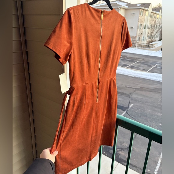 🆕✨ Tahari ASL Walnut Brown Faux Suede Sheath Dress Size 6 Gold Tie Career Midi - Picture 6 of 17